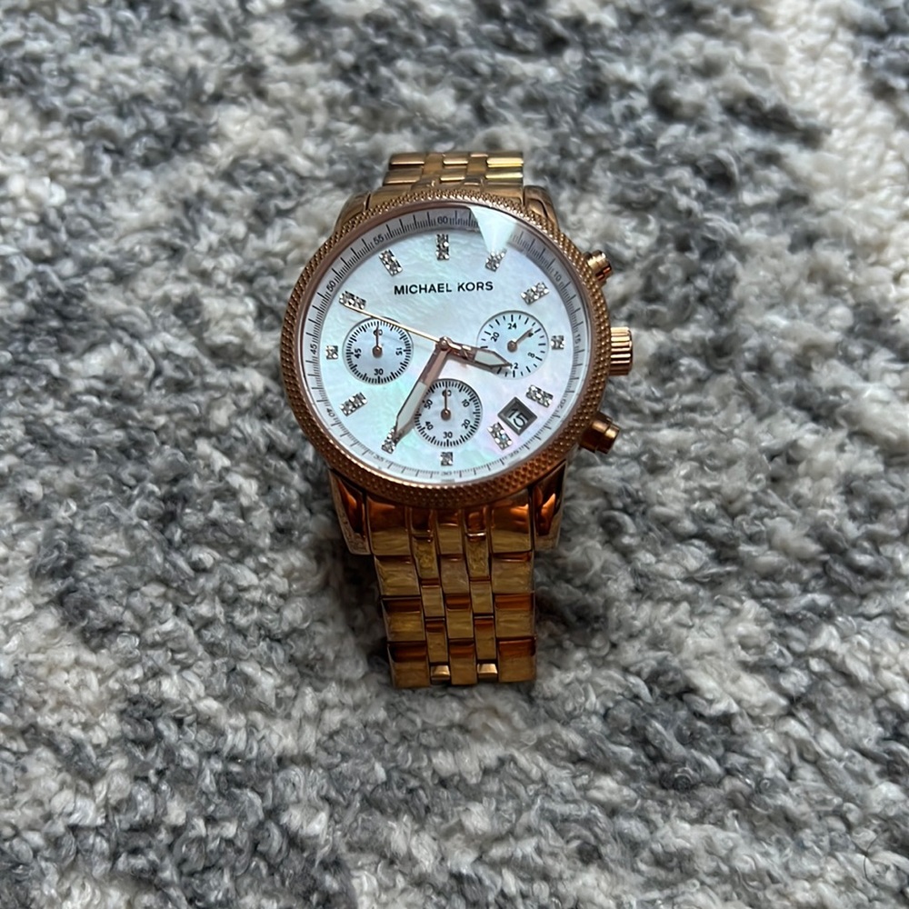 Michael Kors Rose Gold Women’s watch with adjustable links included!